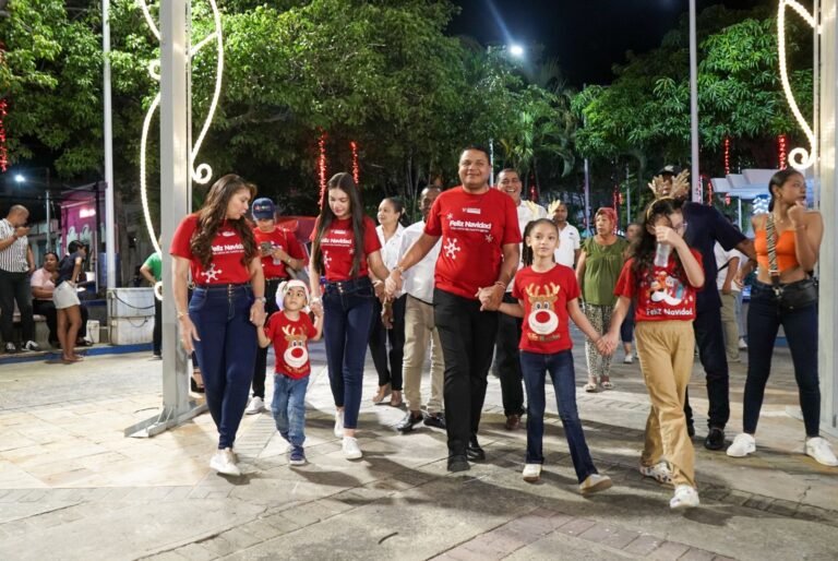 Alcalde Genaro Redondo Choles encendió la magia de la Navidad en Riohacha