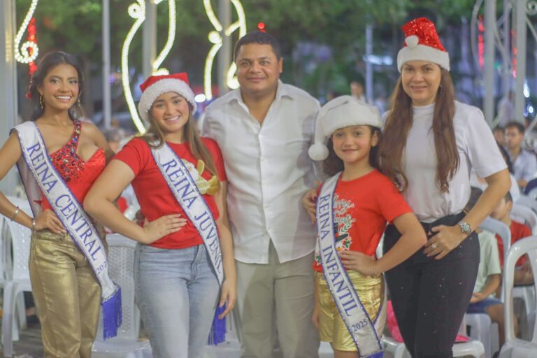 Con el inicio de las novenas navideñas, el alcalde Genaro Redondo enciende la magia de la navidad en Riohacha