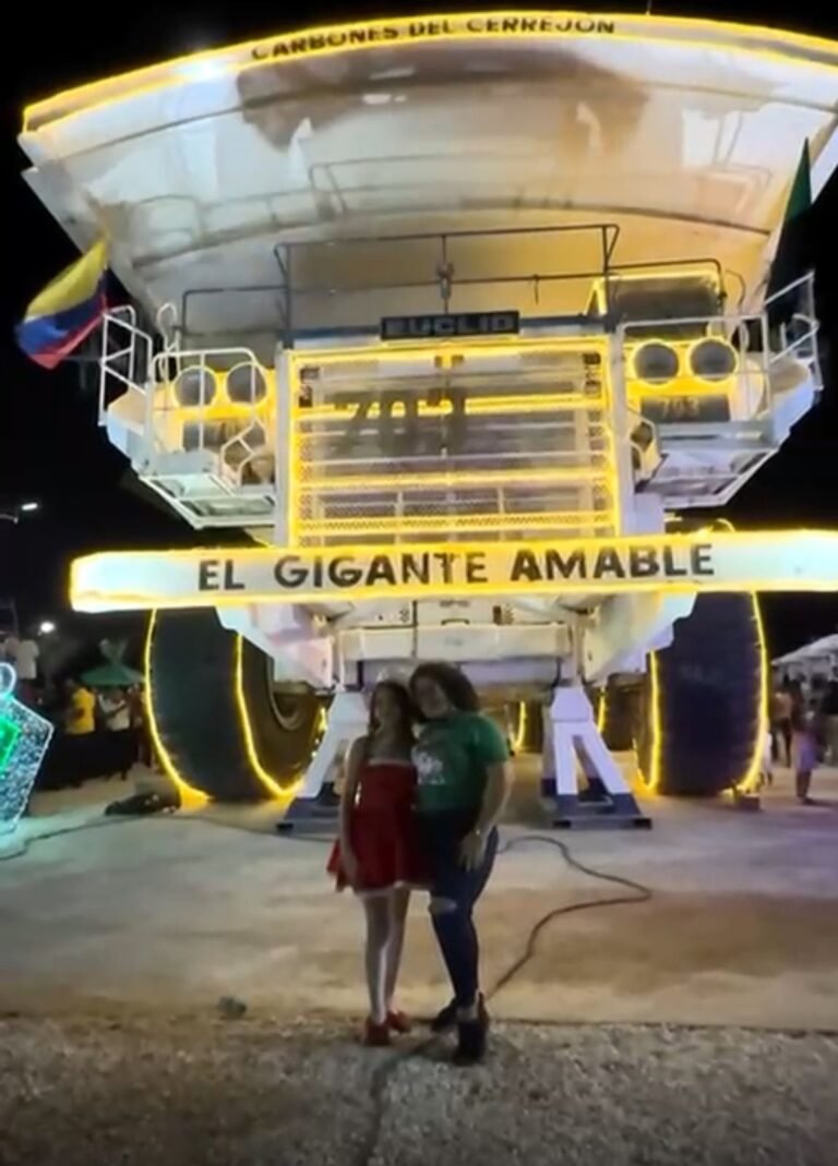 Con el encendido del ‘Gigante Amable’ en Barrancas, Cerrejón ilumina la Navidad llevando esperanza a La Guajira