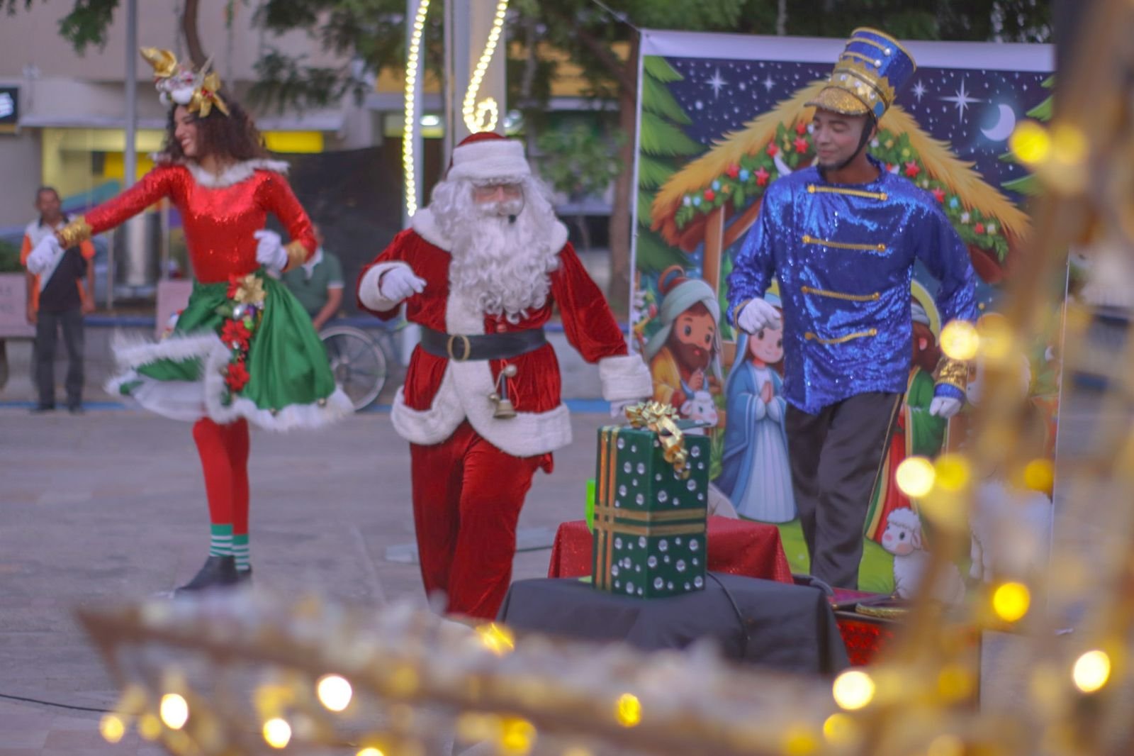 Con el inicio de las novenas navideñas, el alcalde Genaro Redondo enciende la magia de la navidad en Riohacha