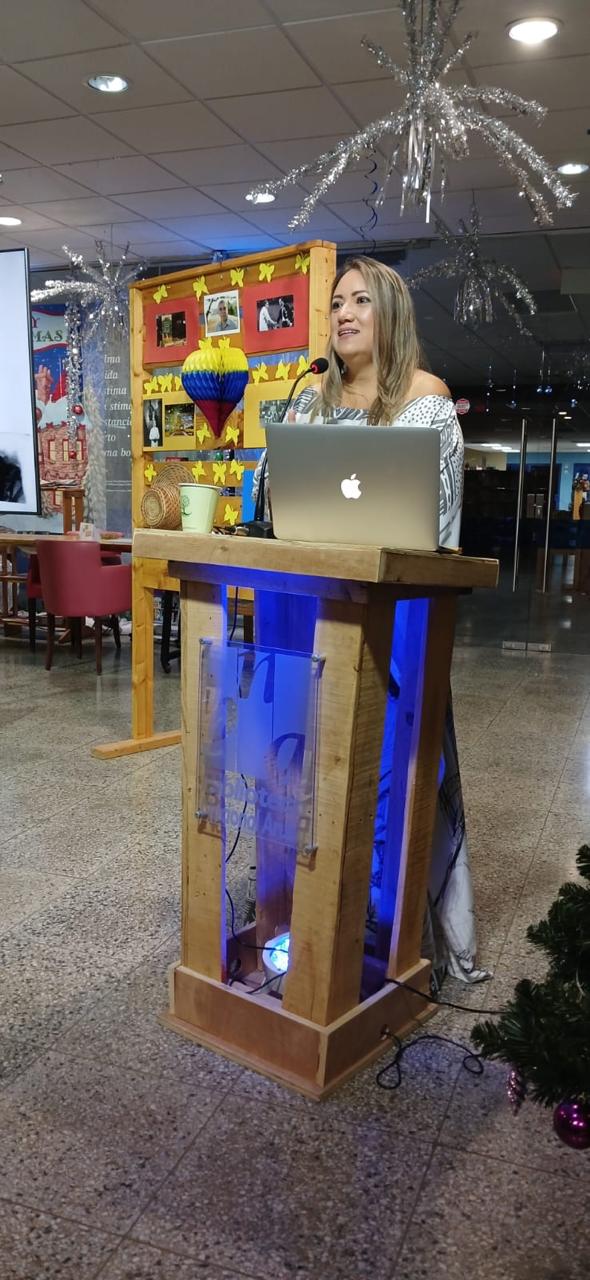 Durante la conferencia en la Biblioteca Nacional de Aruba