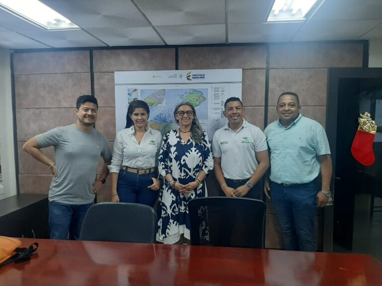 Viceministra de Ordenamiento Ambiental del Territorio mantuvo encuentro con funcionarios de Corpoguajira