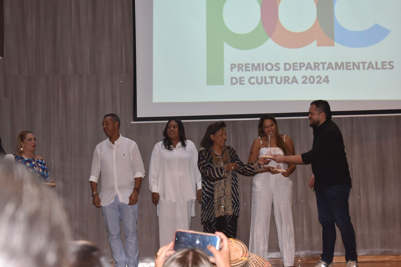 Hiades Dekom recibió el reconocimiento por parte del director del Fondo Mixto, Larry Iguarán.