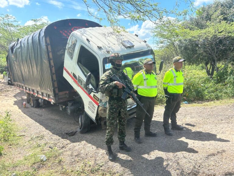 Rescatan a conductor, camión y carga robados minutos antes