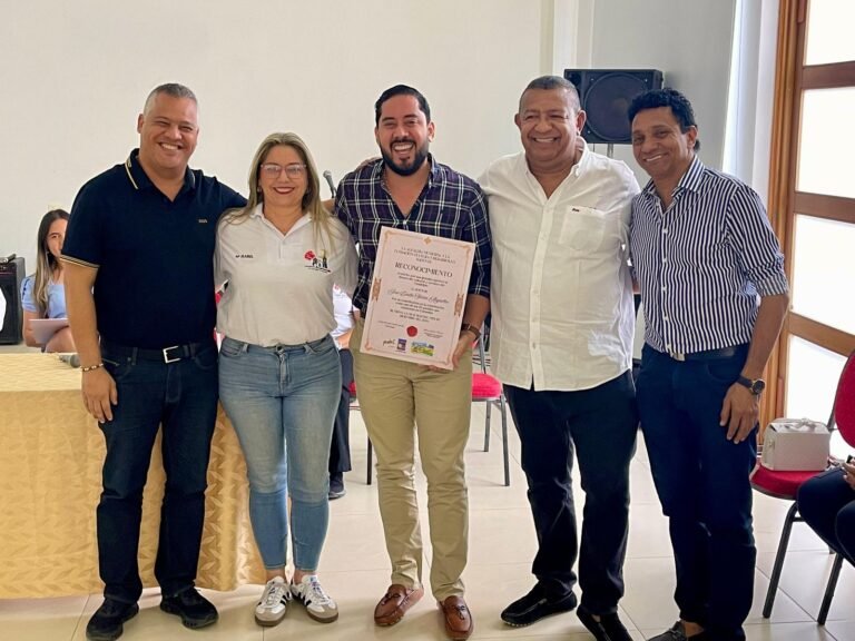 José Emilio Sierra, recibe reconocimiento por su aporte al desarrollo cultural y turístico