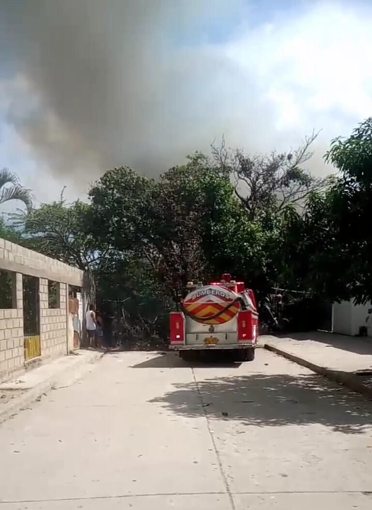 Incendio en la Laguna Salada afecta a residentes del barrio María Eugenia en Riohacha