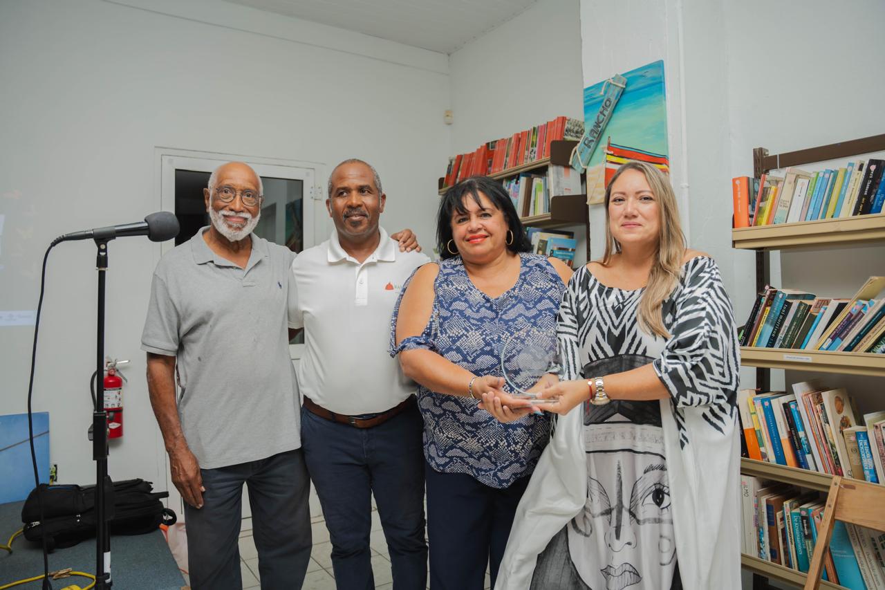 Recibiendo el reconocimiento de Stichting Rancho por las contribuciones culturales a la celebración de los 200 años de Oranjestad.