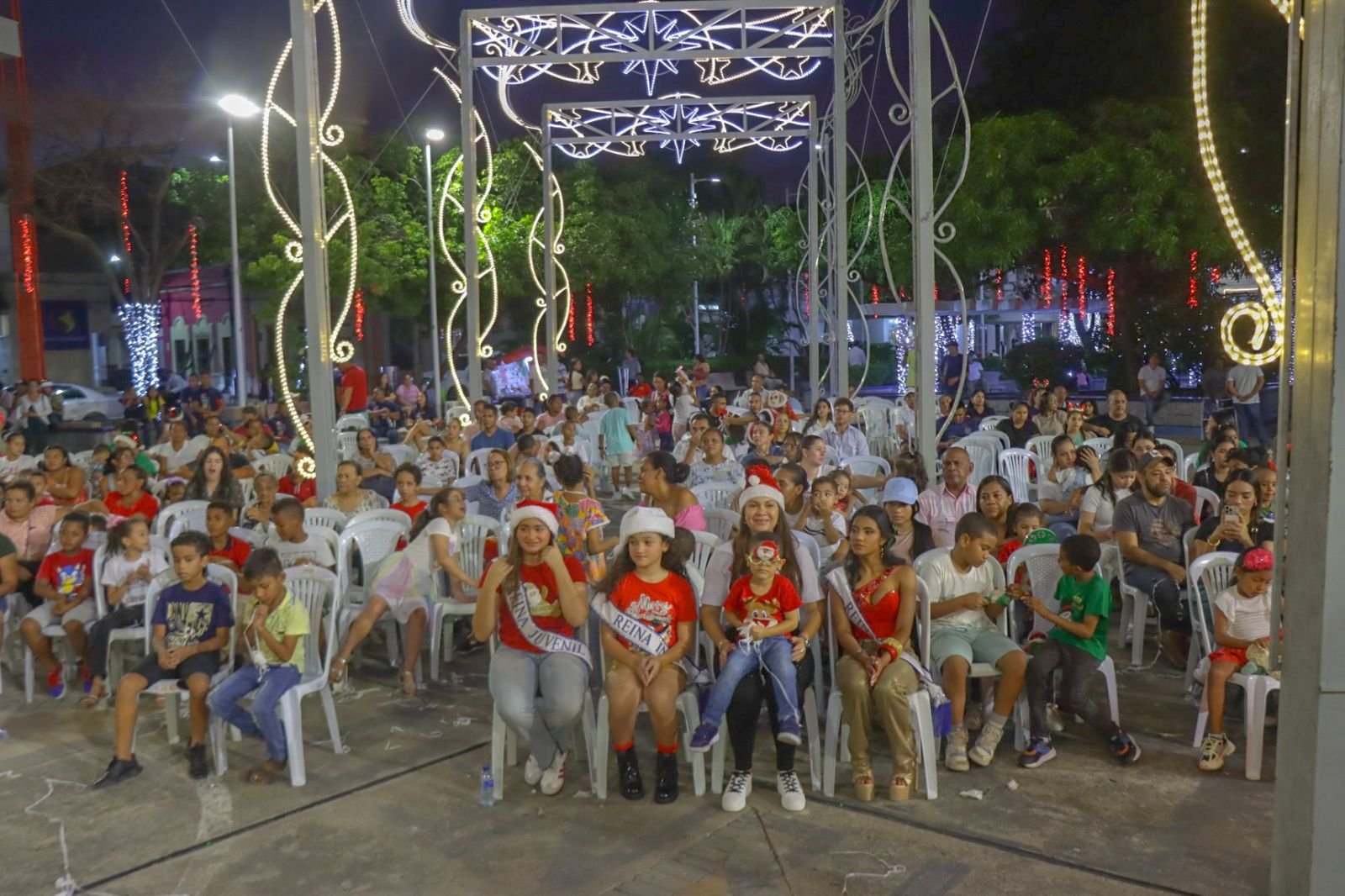 Con el inicio de las novenas navideñas, el alcalde Genaro Redondo enciende la magia de la navidad en Riohacha