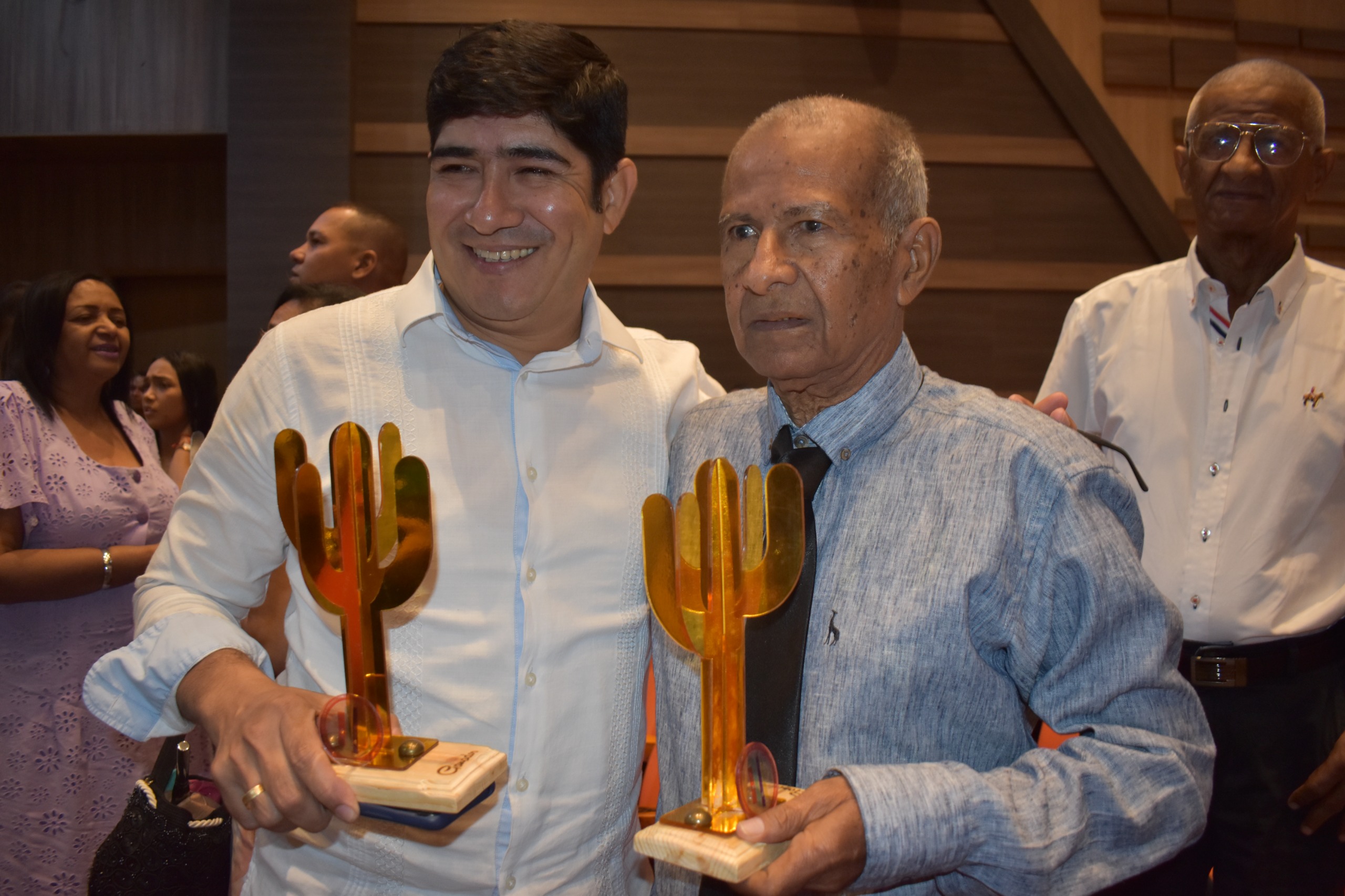 Marcos Barros Pinedo recibe Premio Homenaje en Vida por su legado en el periodismo y la cultura de La Guajira