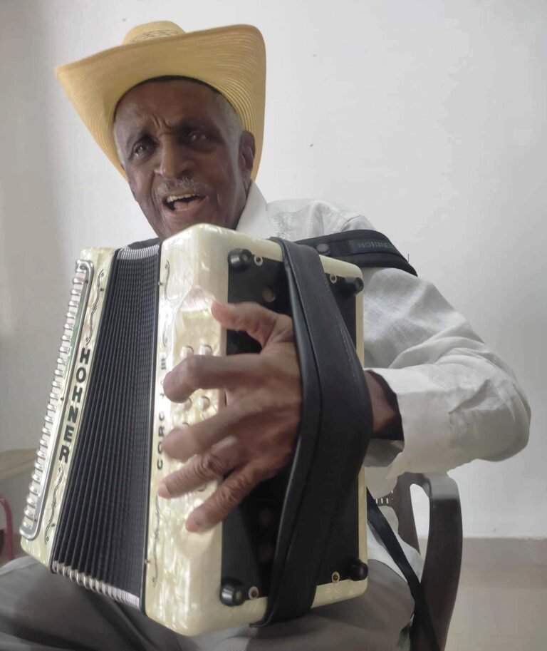 A sus 92 años Náfer Durán Díaz, sigue dando batallas musicales con su acordeón al pecho