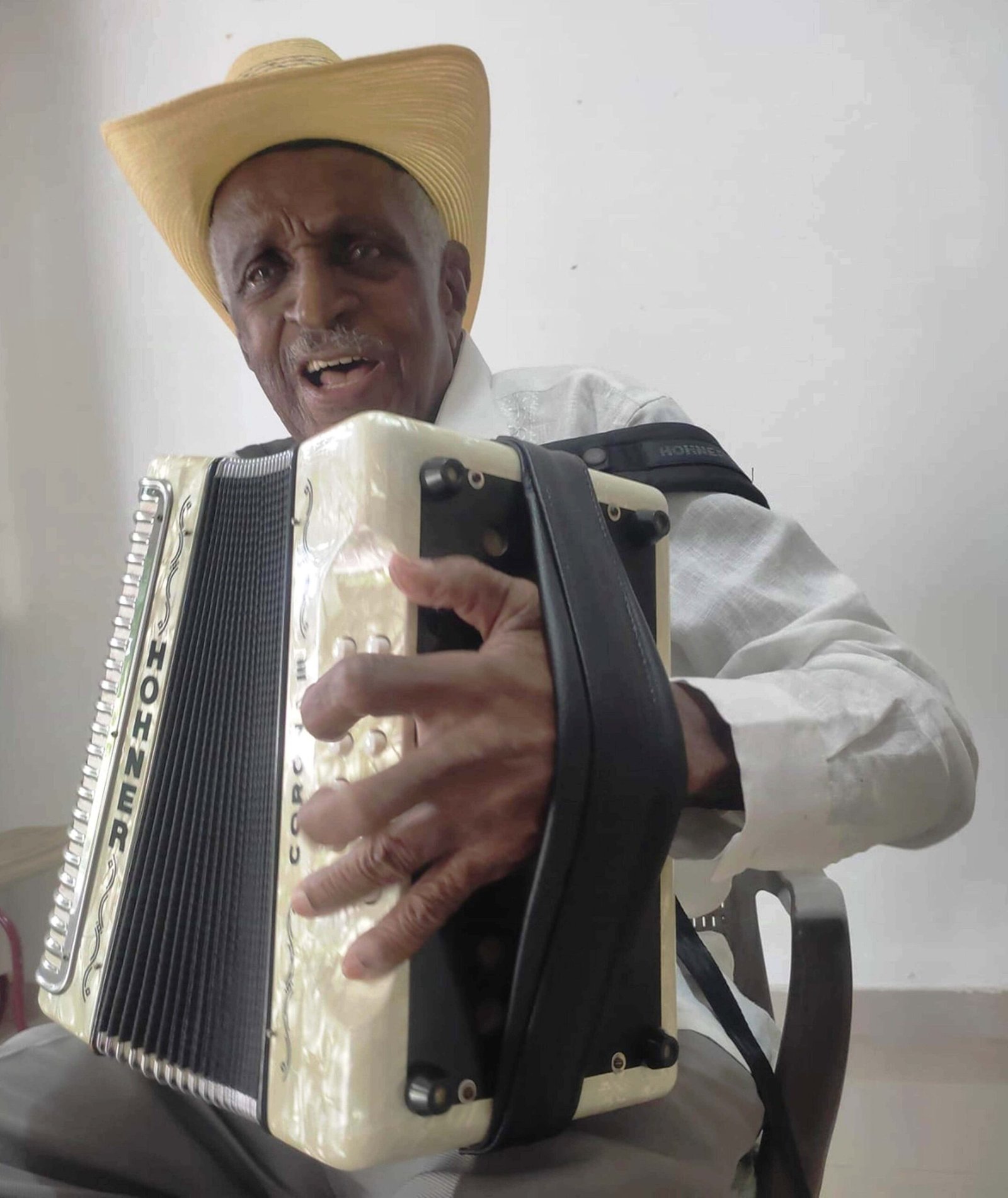 A sus 92 años Náfer Durán Díaz, sigue dando batallas musicales con su acordeón al pecho