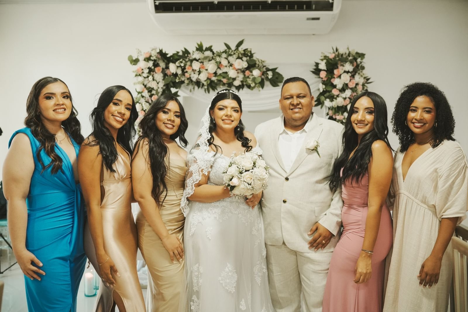 Andrea Bermúdez, Yolett Ariza, Ana María de Armas, Diana de Armas y Yedyed Amaya, primas de la novia.