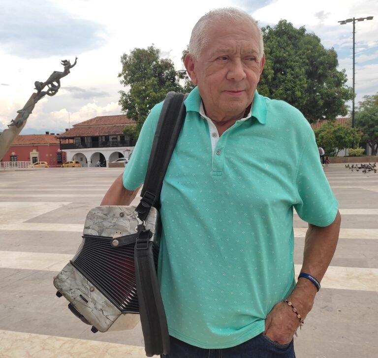 El recuerdo de estar en la plaza Alfonso López, llenó de nostalgia a Emilano Zuleta - Foto Juan Rincón Vanegas.
