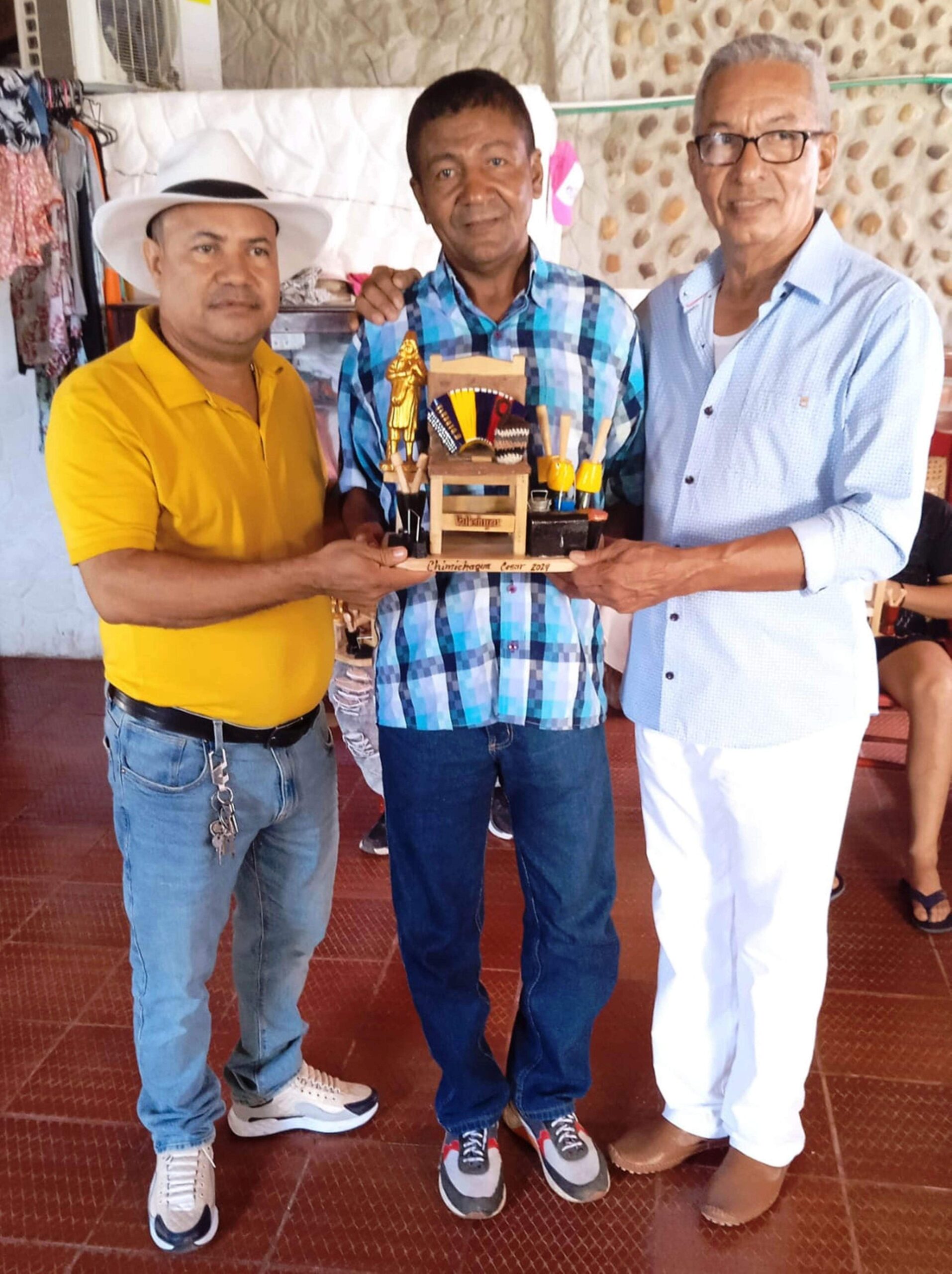 El verseador Rafael Fuentes, ganador del concurso de piqueria al lado de los organizadores Fabio Villarreal Medina y Luis Cadena Morales.