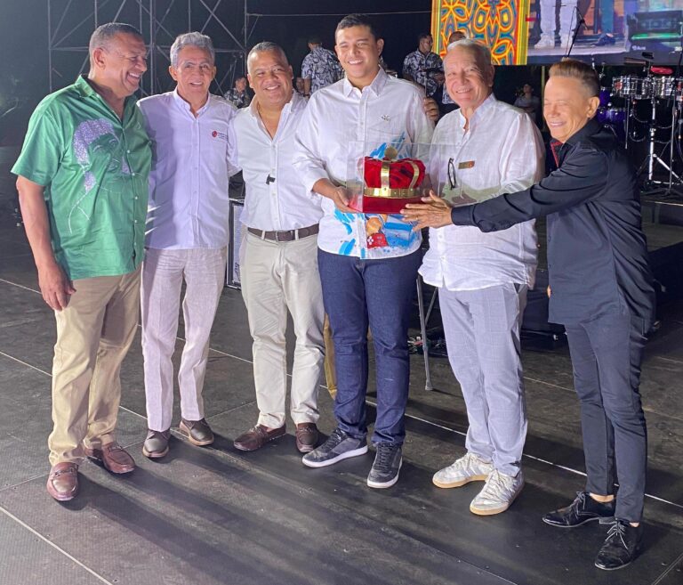 En San Juan del Cesar se cumplió el acto donde La Fundación Festival de la Leyenda Vallenata exaltó la vida y obra musical del acordeonero Juancho Roís.