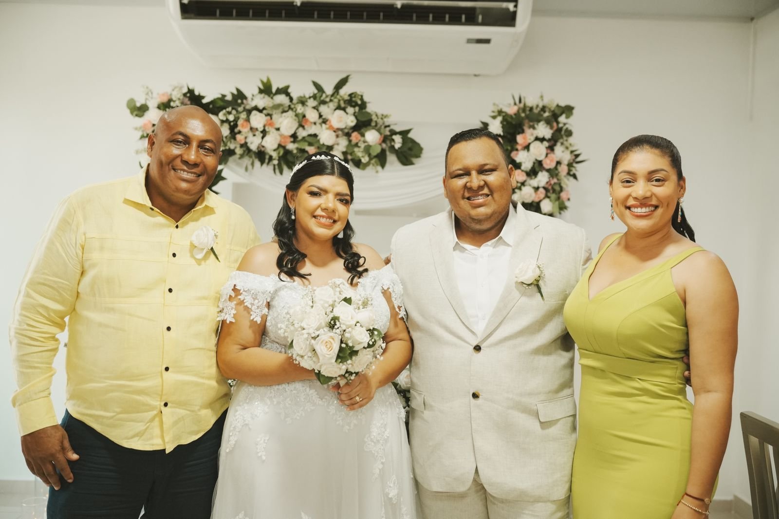 Eriberto Ibarra Campo, padrino de la boda junto a su esposa Estefany Moscote.