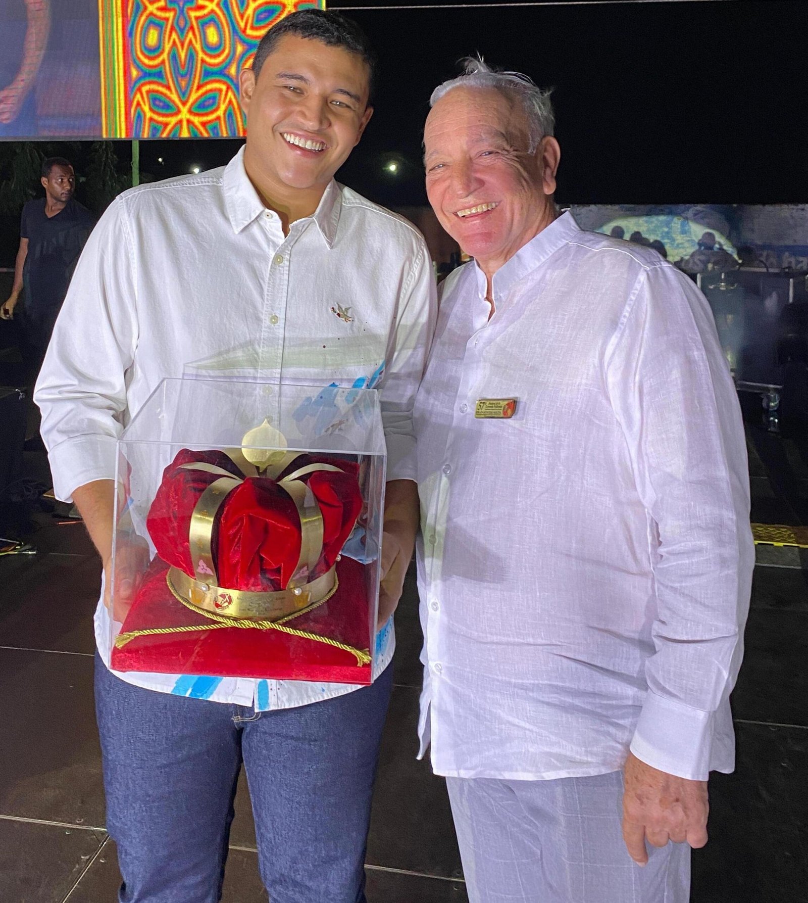 Juan Roís Dereix recibió y agradeció la corona en homenaje a su padre, el acordeonero Juancho Roís