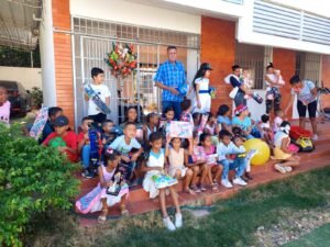 Los niños en Zambrano reciben sus aguinaldos en esta comunidad