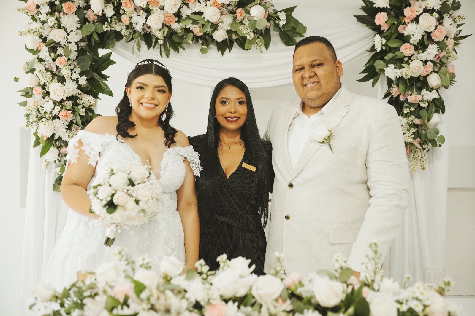Los novios con Malka Meza, wedding planner.