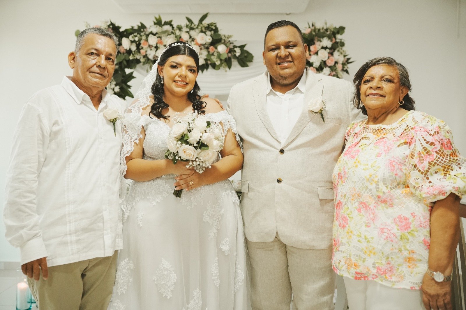 Luis Eduardo Barraza y Betsy Bermúdez Romero, padres de la novia.