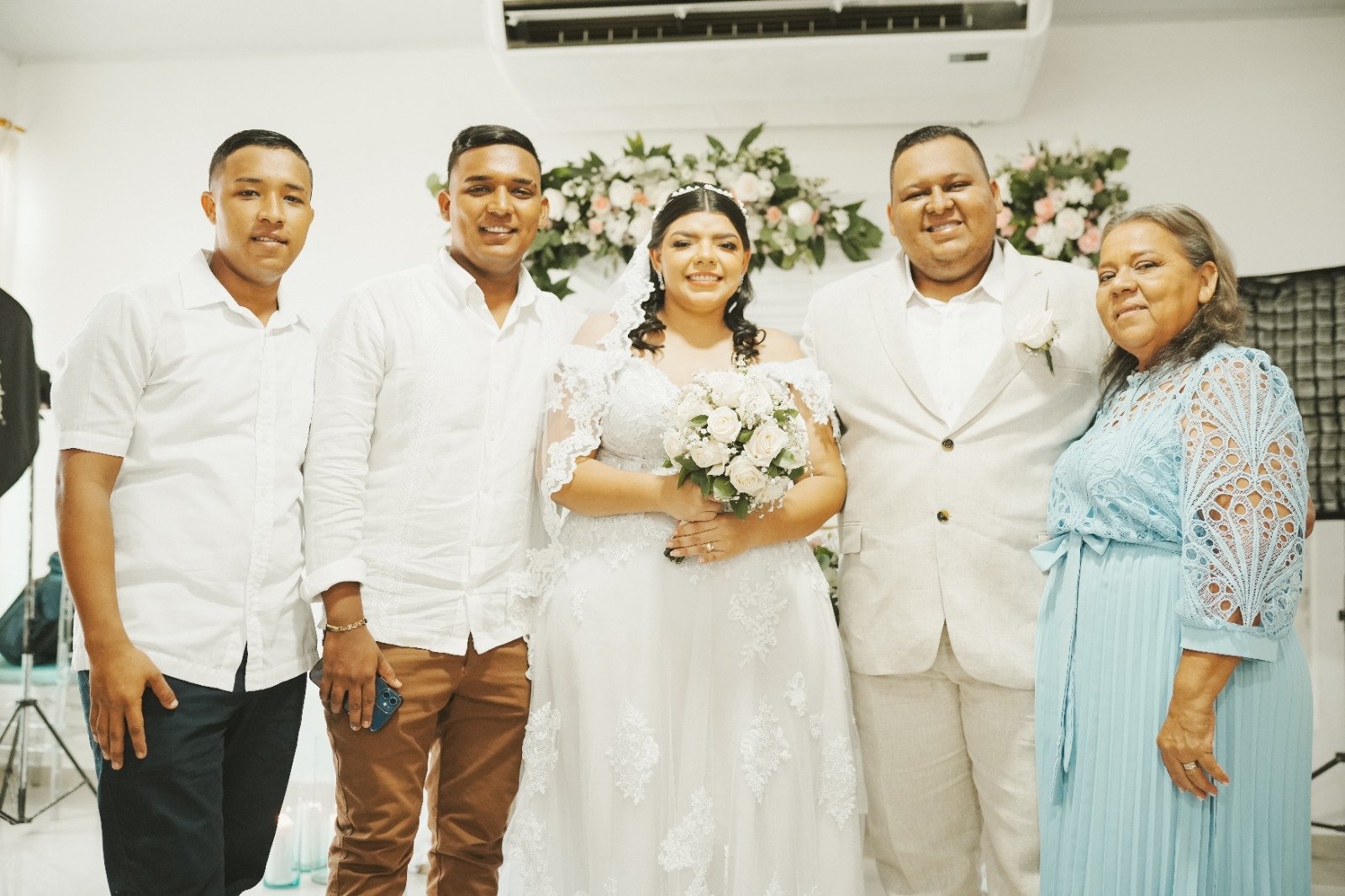 Luis Palacio, Federico Palacio y Mery Fernández, hermanos y madre del novio.