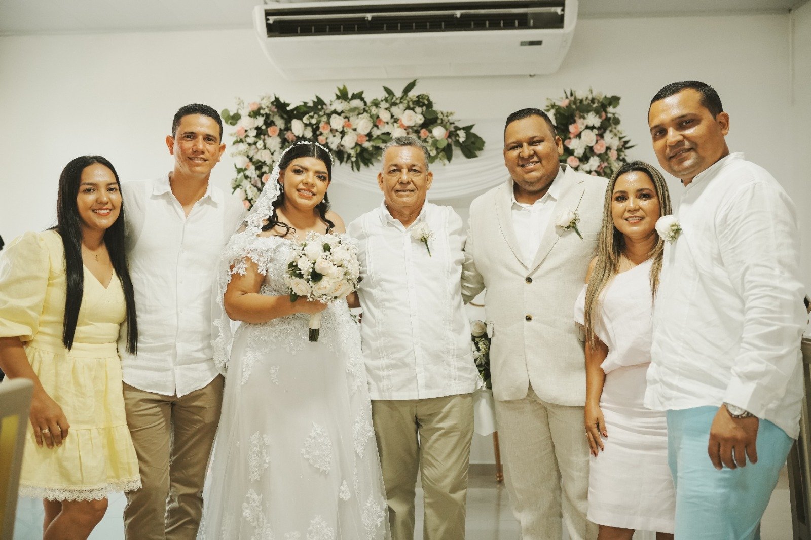 De izquierda a derecha: Mary Cruz Barraza, Diego Marulanda, Luis Eduardo Barraza (papá), Mayra Uran y Luis Eduardo Barraza (hermano), familia de la novia.