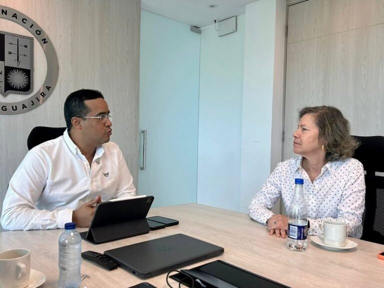Jairo Aguilar, gobernador de La Guajira y Claudia Bejarano, Presidenta de Cerrejón.
