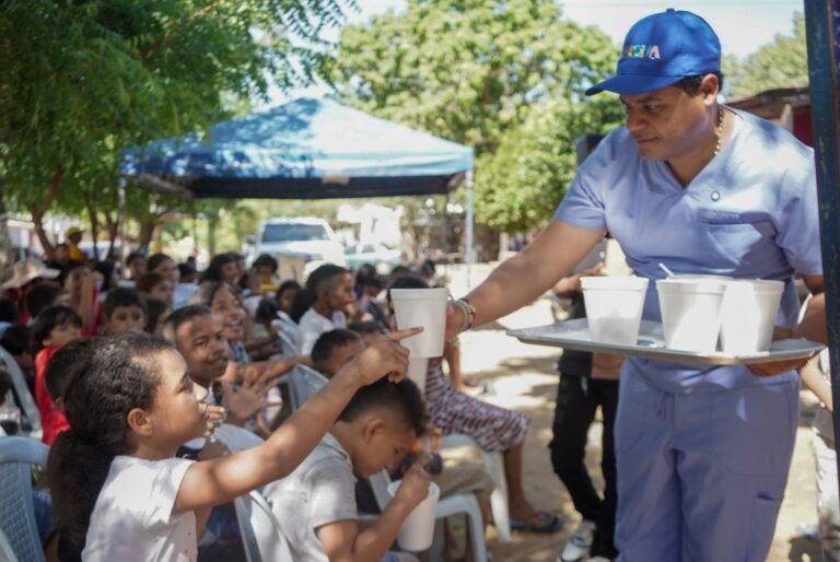 Alcalde de Riohacha preparó y compartió almuerzo navideño con niños de la comuna 10