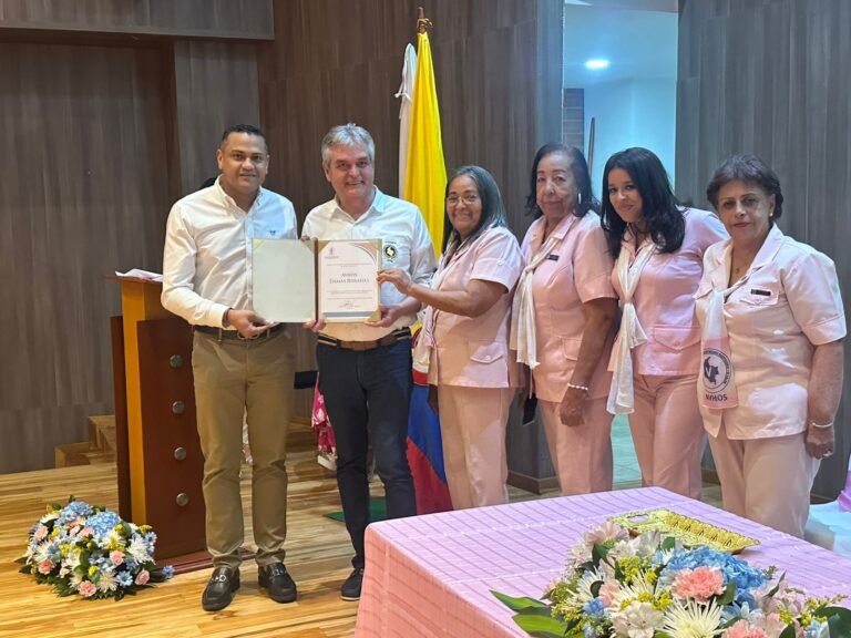 Realizaron reconocimiento a miembros de las Damas Rosadas, entre ellos la presidenta seccional de La Guajira