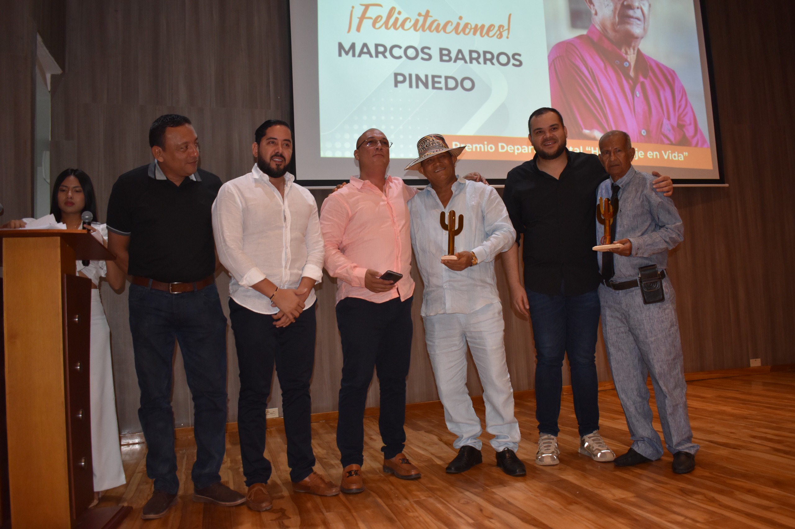 Marcos Barros Pinedo recibe Premio Homenaje en Vida por su legado en el periodismo y la cultura de La Guajira