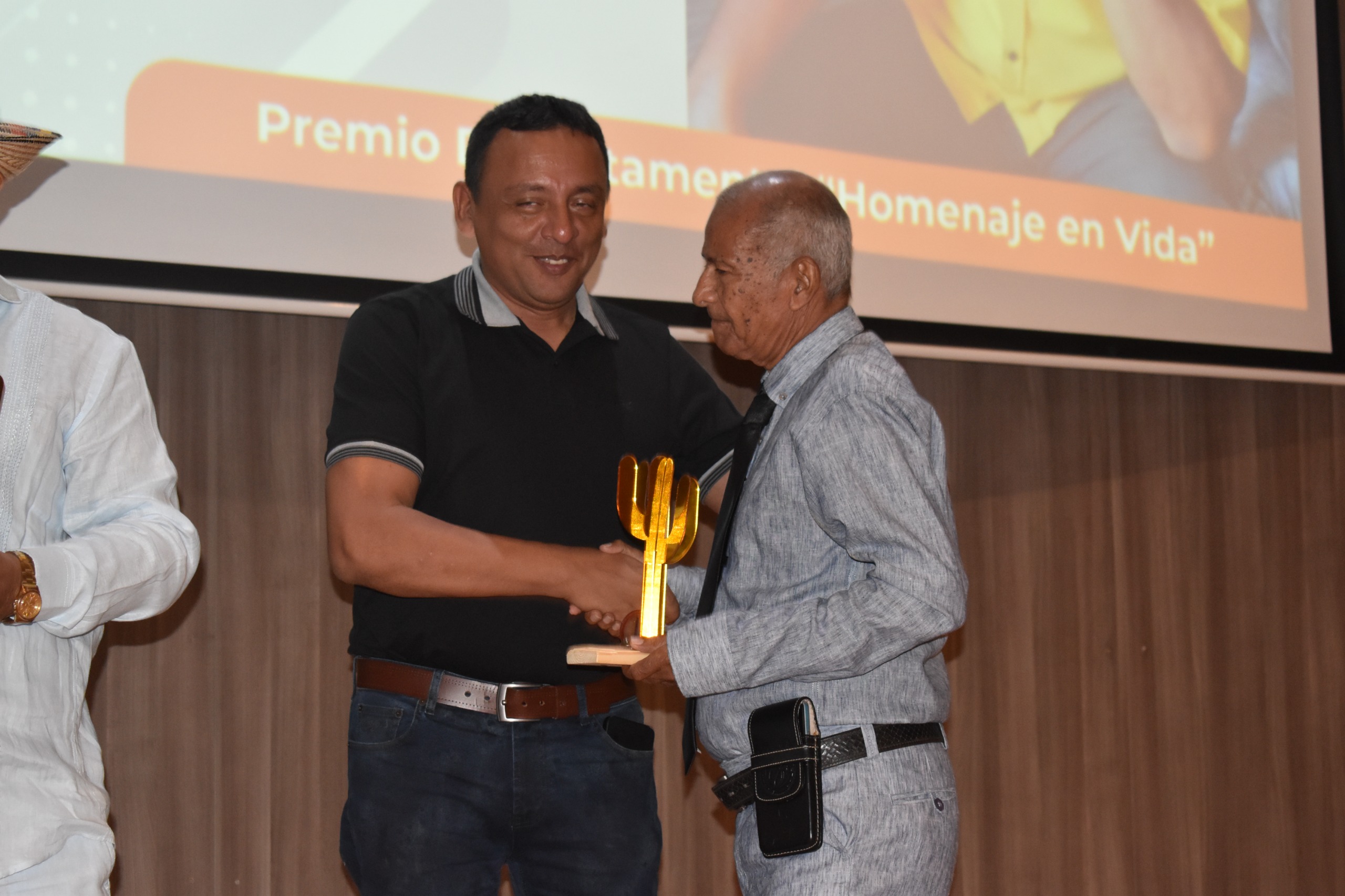 Marcos Barros Pinedo recibe Premio Homenaje en Vida por su legado en el periodismo y la cultura de La Guajira