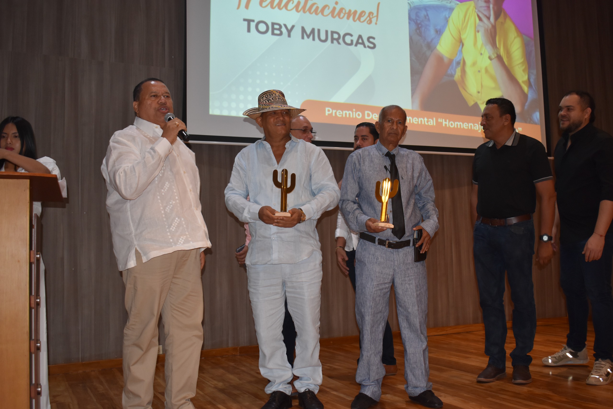 Marcos Barros Pinedo recibe Premio Homenaje en Vida por su legado en el periodismo y la cultura de La Guajira