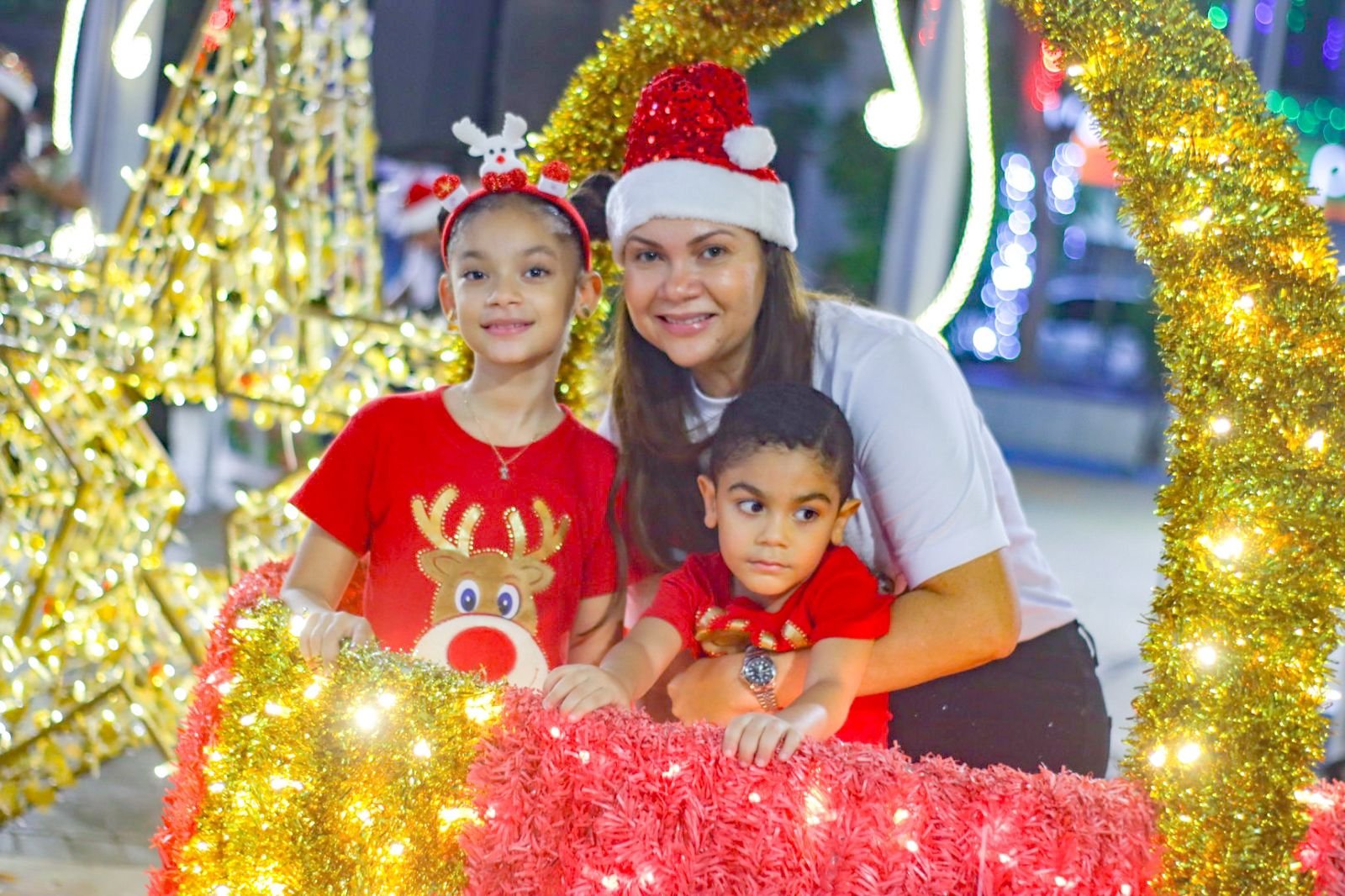 Con el inicio de las novenas navideñas, el alcalde Genaro Redondo enciende la magia de la navidad en Riohacha