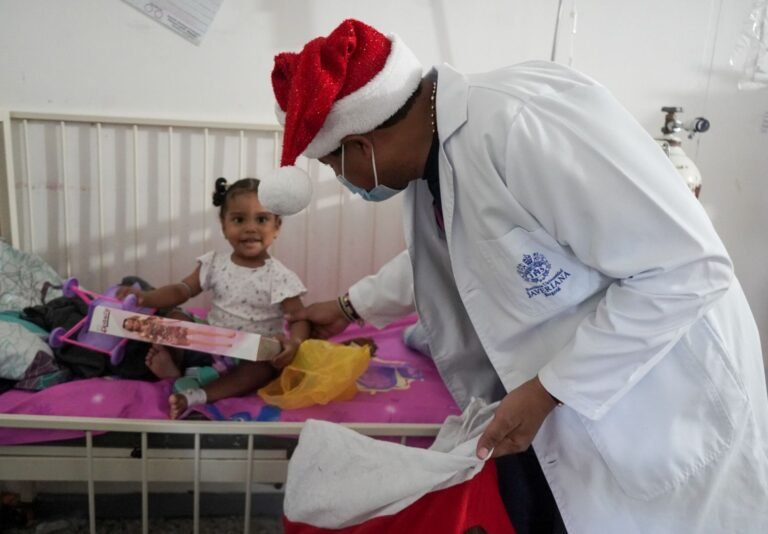 Como gesto de solidaridad y cercanía, el alcalde de Riohacha, Genaro Redondo, celebró la víspera de Navidad llevando alegría, regalos y esperanza a los corazones de los niños y niñas de la ciudad.