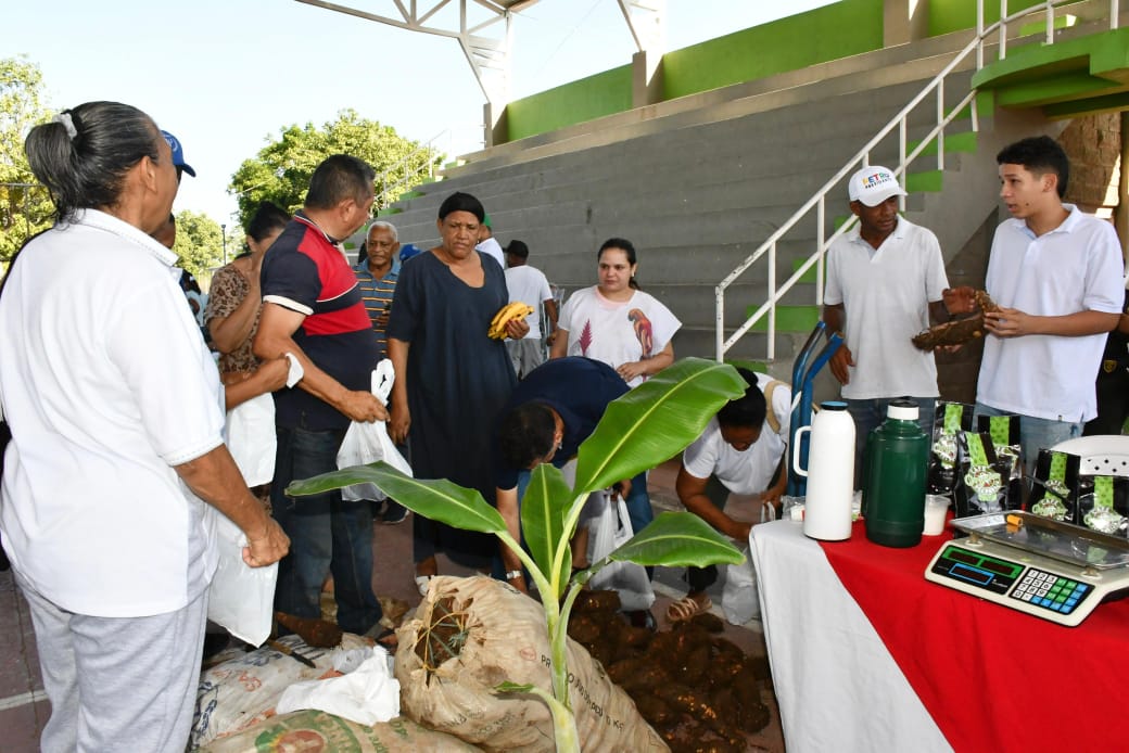 Exitoso fue el Mercado Campesino realizado en el municipio de Barrancas