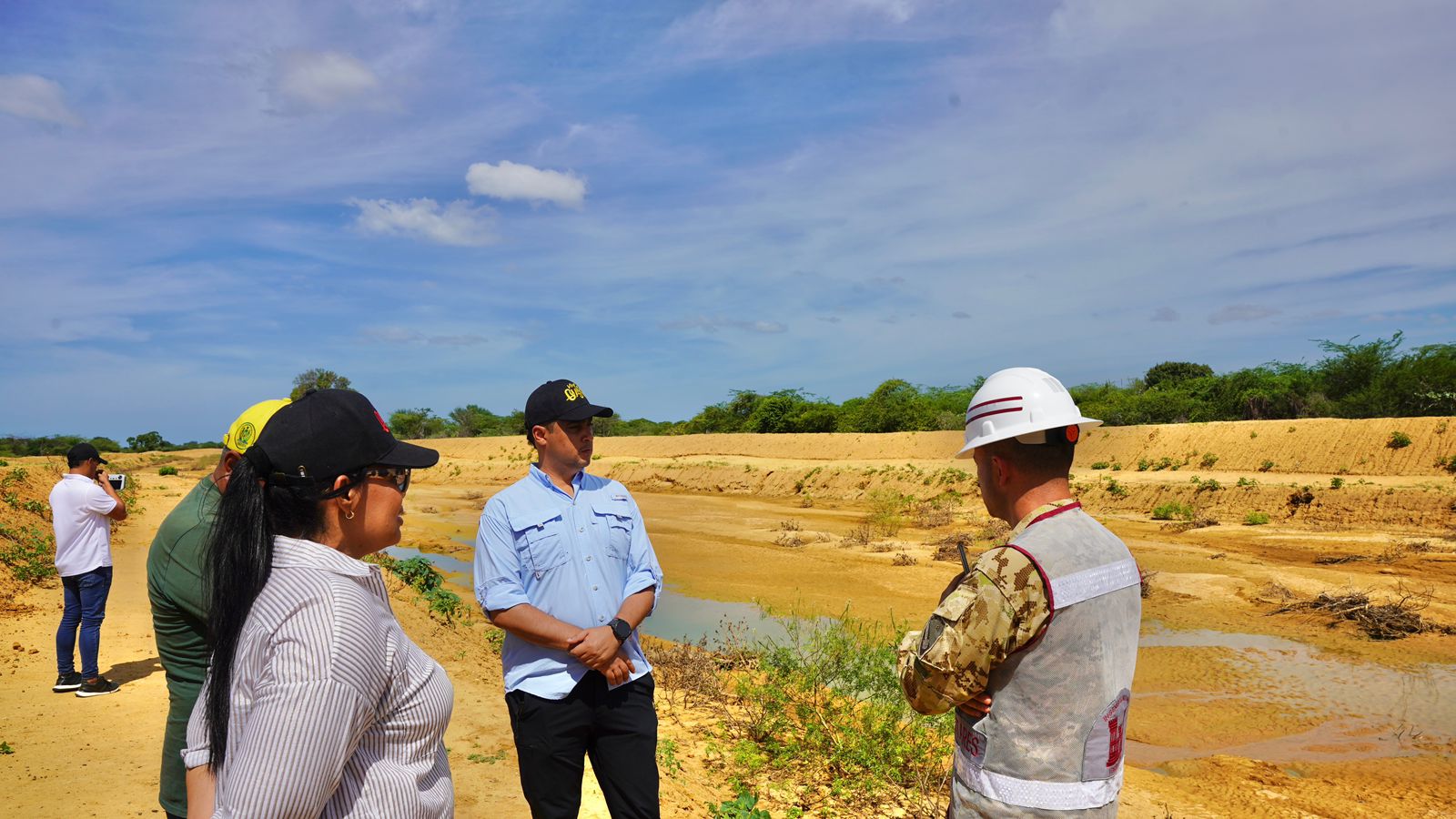 Gobernación de La Guajira realiza obra de mitigación y adecuación de vías en Shiruria, Manaure