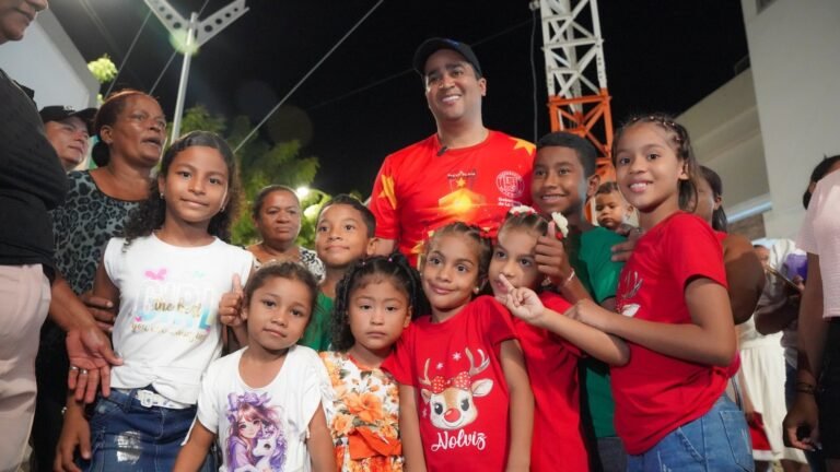 ‘Tren de la Magia Navideña’ arribó a Albania y alegró a centenares de niños, niñas y adolescentes