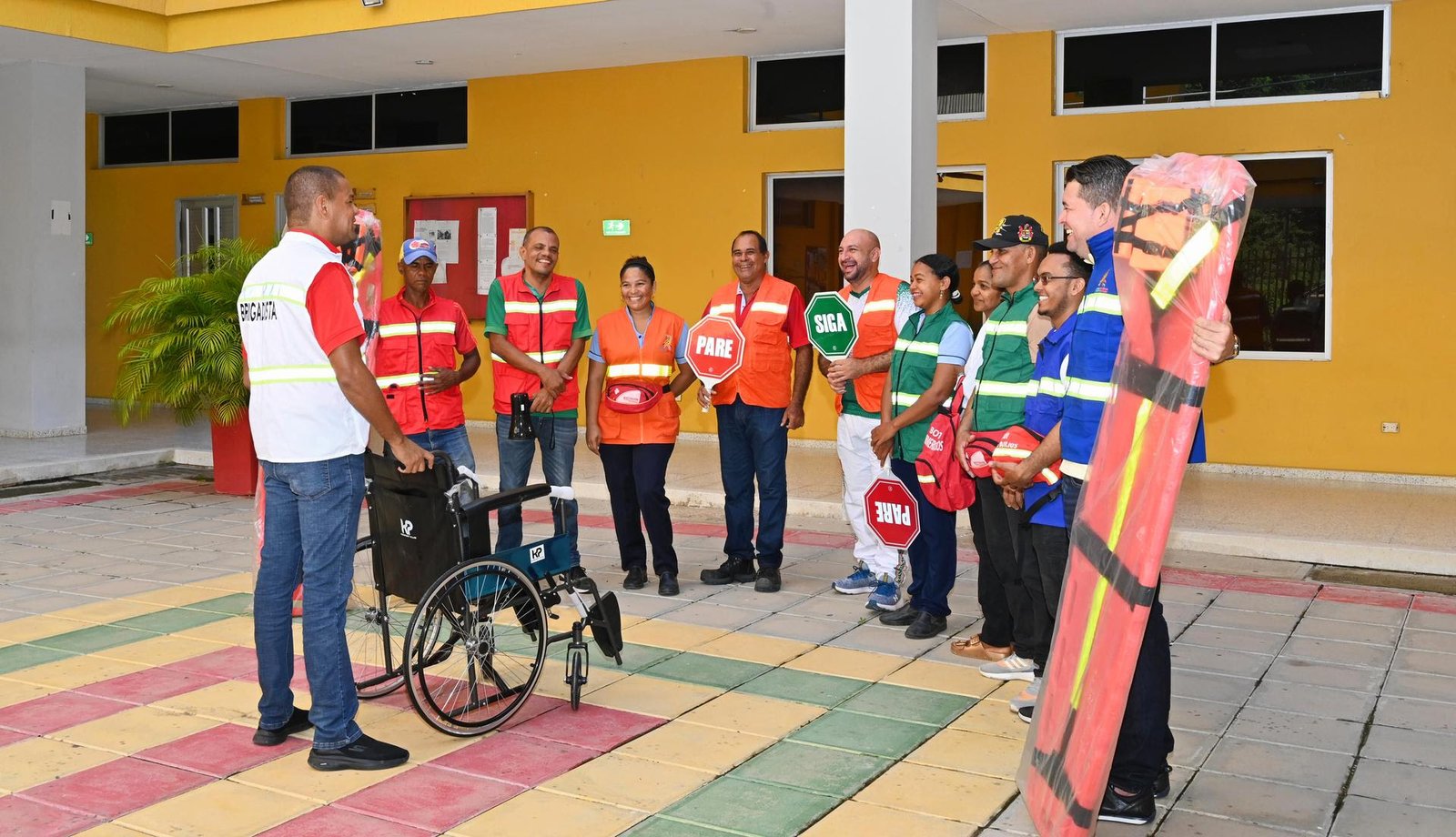 Coordinador de SST y grupo de brigadistas durante la capacitación