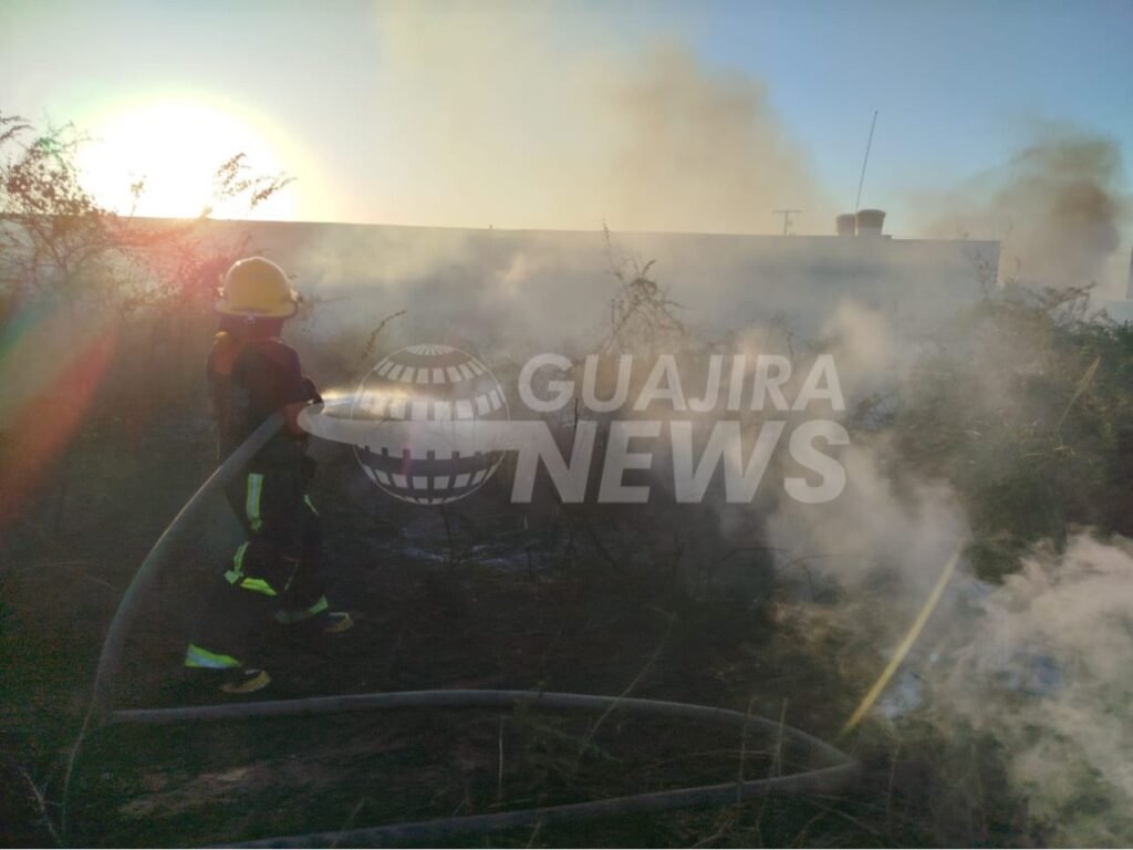 Aeropuerto Almirante Padilla estuvo en riesgo de cierre por incendio cercano