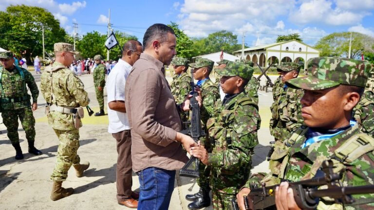 Gobernador encargado, Misael Velásquez, acompañó entrega de armas de soldados integrantes del cuarto contingente 2024