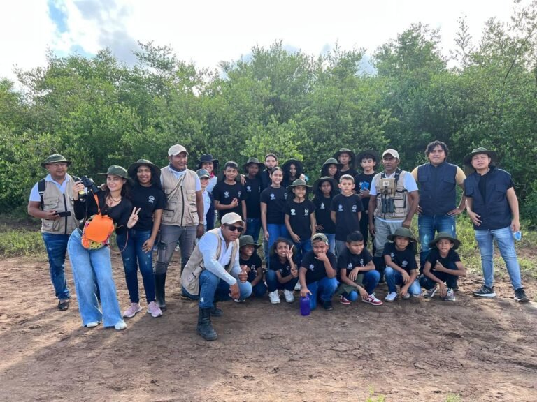 Niños y adolescentes exploran y aprenden sobre la conservación de manglares en la comunidad de El Pasito