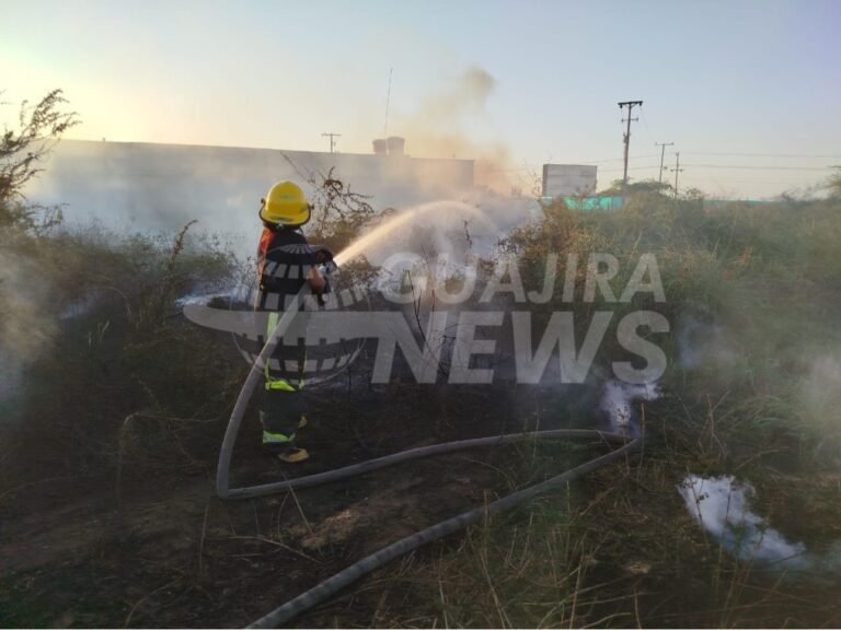 Aeropuerto Almirante Padilla estuvo en riesgo de cierre por incendio cercano