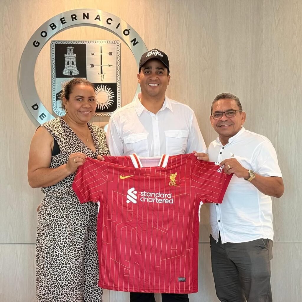 ‘Mane’ Díaz entregó camiseta del Liverpool de Luis Díaz al Gobernador Jairo Aguilar