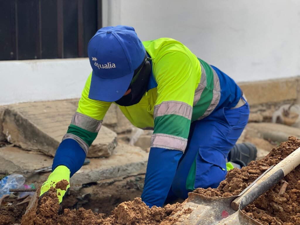 Aqualia alerta sobre consecuencias de conexiones ilegales en el barrio Los Loteros, en Riohacha