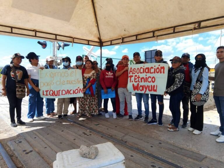 Docentes wayuu denuncian retraso en liquidaciones y cierran vía férrea del Cerrejón en Uribia