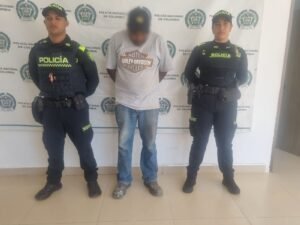 Capturan en Fonseca a hombre con orden de arresto por acceso carnal violento