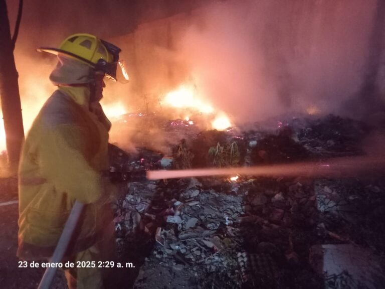 Bomberos controlaron incendio forestal en el barrio Los Remedios de Riohacha