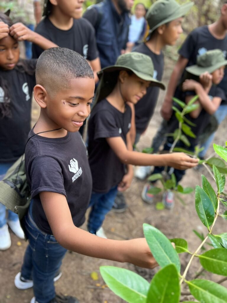 Niños y adolescentes exploran y aprenden sobre la conservación de manglares en la comunidad de El Pasito