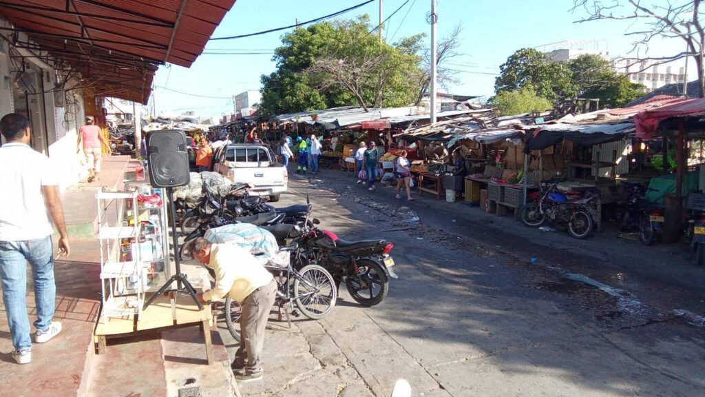 Comerciantes de la carrera 8 entre calles 13 y 14 de Riohacha siguen esperando solución por problema de insalubridad