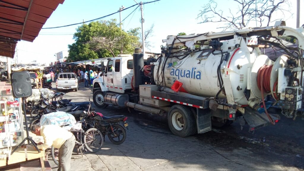 Comerciantes de la carrera 8 entre calles 13 y 14 de Riohacha siguen esperando solución por problema de insalubridad